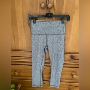 Lululemon Wunder Under Cropped Hi-Rise Black Gray Print Leggings EUC Size 6 Yoga